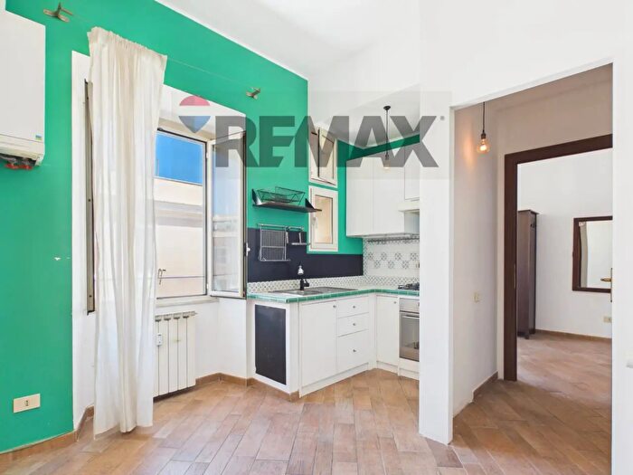 Appartamento trilocale in vendita in Via dei Marsi, Roma