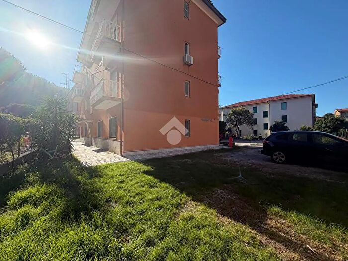 Appartamento quadrilocale in vendita in Piazza Luigi Carniglia, Deiva Marina
