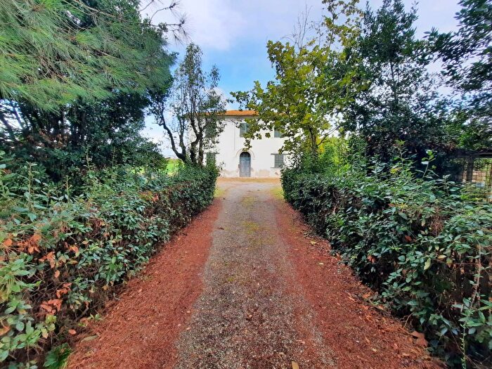 Casa con 13 locali in vendita in Terricciola