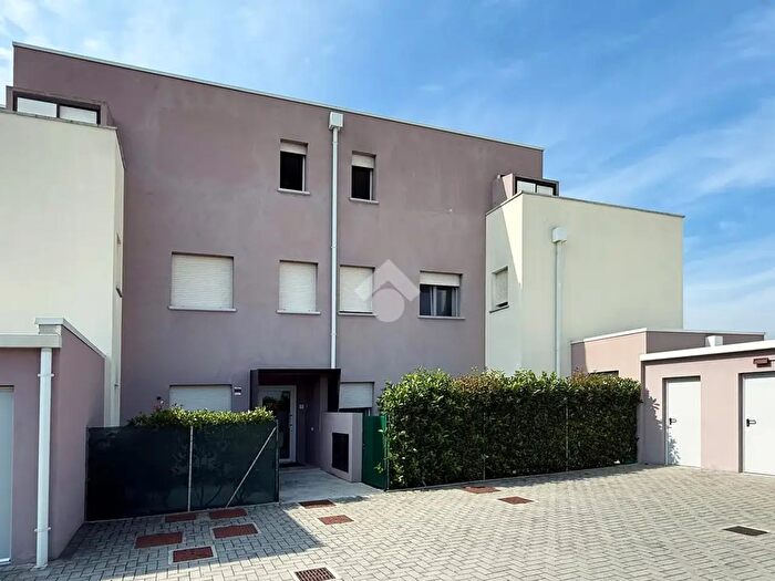 Appartamento quadrilocale in vendita in Via Podgora, Molinella