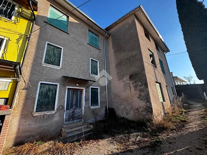 Casa con 6 locali in vendita in Via Sabbionare, Santorso