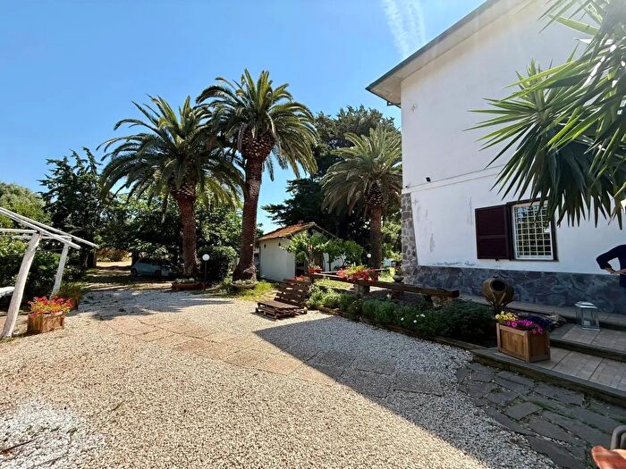 Casa con 13 locali in vendita in Strada Statale Aurelia, Orbetello