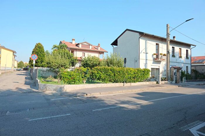 Casa con 8 locali in vendita in Via Camillo Chiesa, Pogliano Milanese