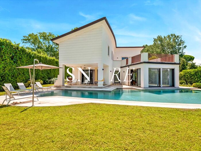 Casa con 6 locali in affitto in Via Gorizia, Vittoria Apuana, Forte dei Marmi
