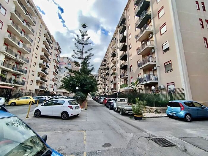 Appartamento con 6 locali in vendita in Via Mariano Campo, Palermo
