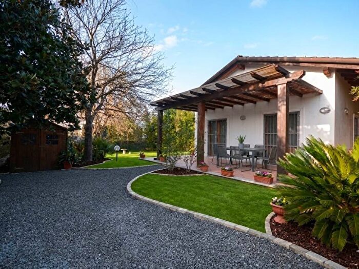 Casa quadrilocale in affitto in Via del Ghirlandaio, Pietrasanta