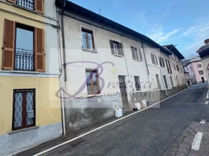 Appartamento quadrilocale in vendita in Cuasso Al Monte