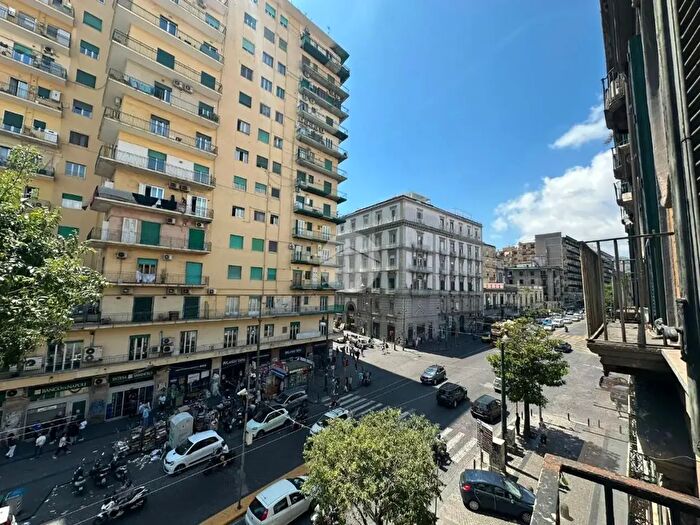 Appartamento con 7 locali in vendita in Via Foria, Napoli