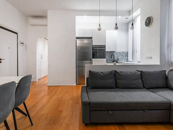 Appartamento trilocale in affitto in Via Federico Confalonieri, Isola, Milano