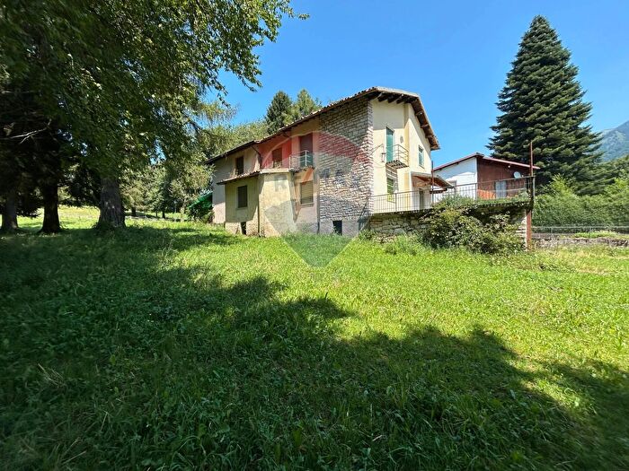 Casa con 14 locali in vendita in San Zeno Di Montagna