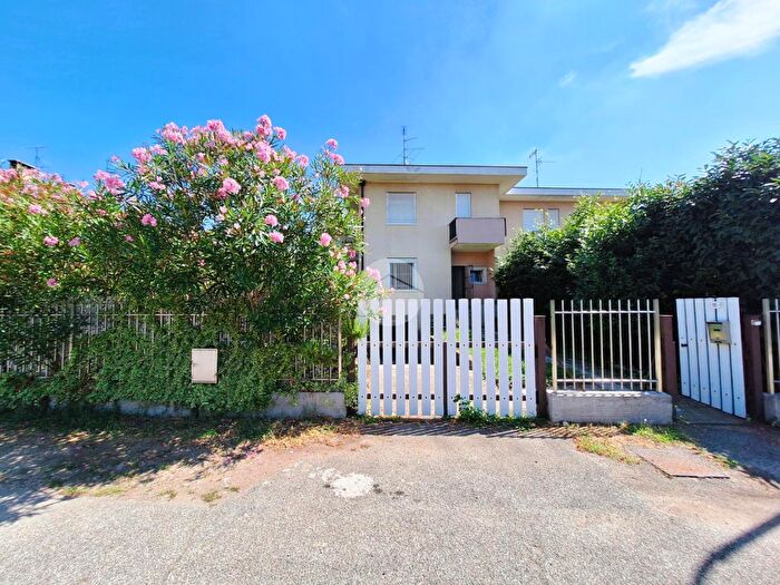 Casa quadrilocale in vendita in Via Fratelli Cervi, Inveruno