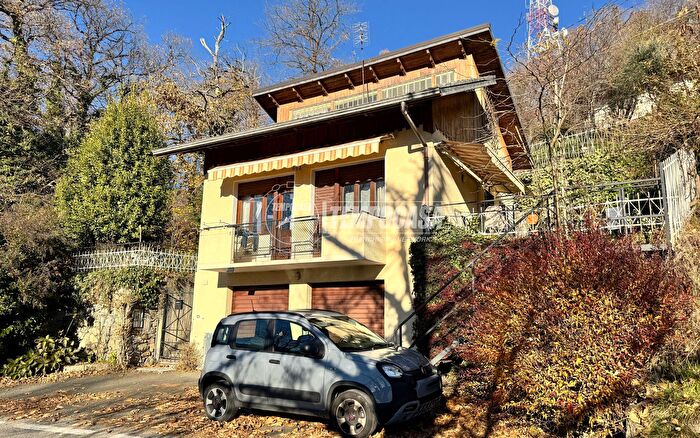 Casa trilocale in vendita in Via della Parrocchia, Andrate