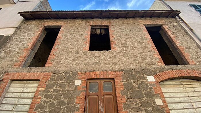 Casa con 8 locali in vendita in Via del Lago Montefiascone, Montefiascone