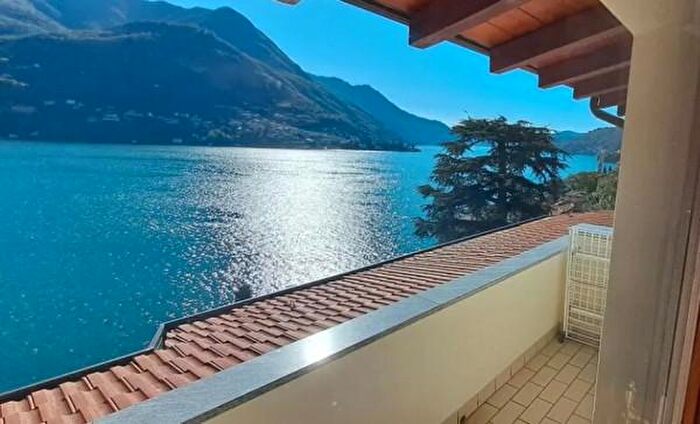 Appartamento trilocale in vendita in Via Carlo De Cristoforis, Carate Urio