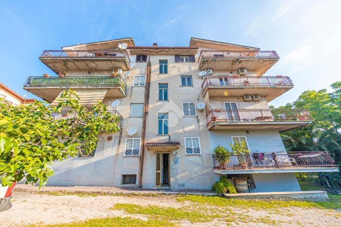 Appartamento trilocale in vendita in Via Tocco da Casauria, Roma