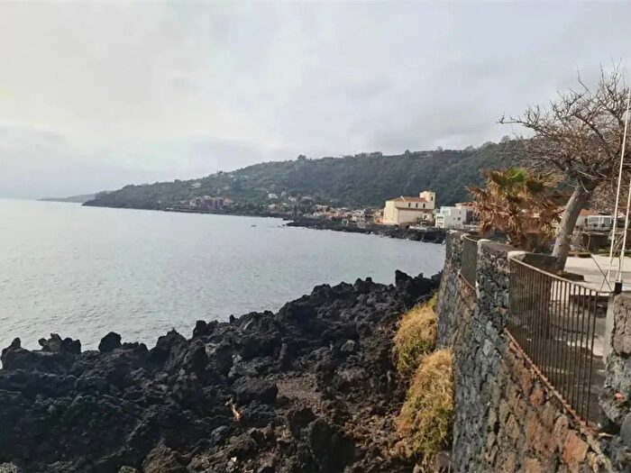 Appartamento trilocale in vendita in Via Grotticelle, Acireale