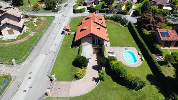 Casa con 5 locali in vendita in Via Giuseppe Verdi, Molteno