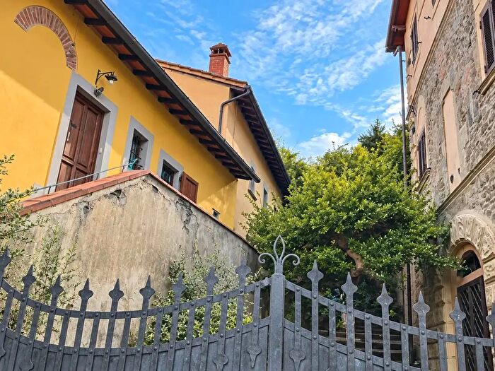 Casa quadrilocale in vendita in Frazione Celle, Dicomano