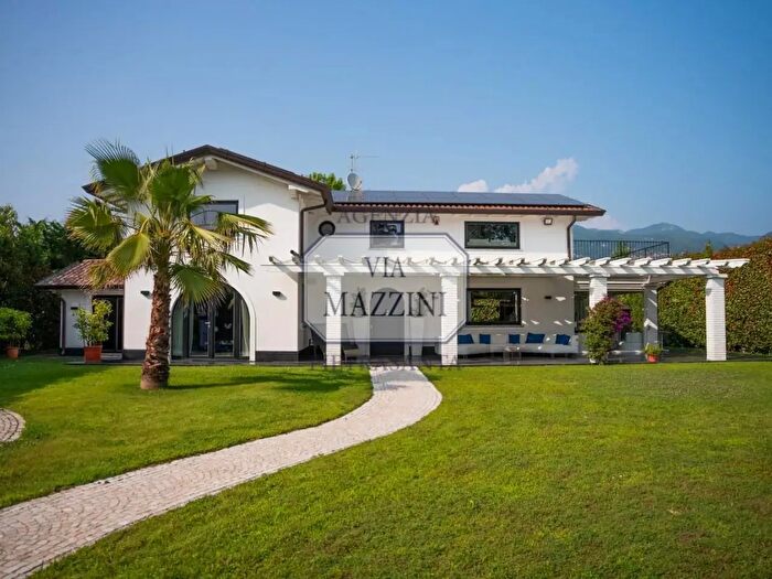 Casa con 12 locali in vendita in a Marche, Pietrasanta