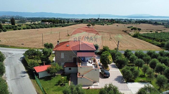 Casa con 9 locali in vendita in Località Ceraso, Castiglione Del Lago