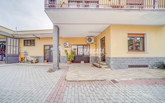 Casa con 7 locali in vendita in Via Monte Golico, Samarate