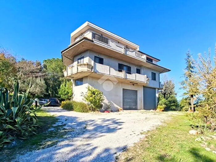 Casa con 9 locali in vendita in Via dellOlmo, Castorano