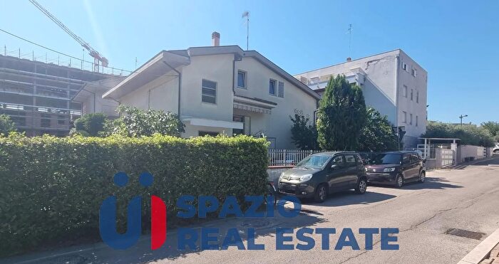Casa con 9 locali in vendita in Via Arapietra, Pescara