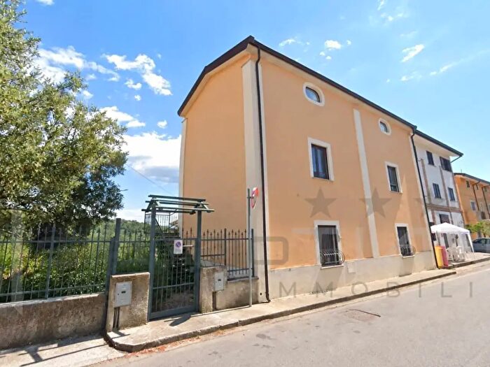 Appartamento con 6 locali in vendita in Viale della Resistenza Snc, Rovito