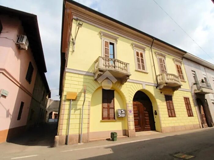 Appartamento trilocale in affitto in Via Roma, Buscate