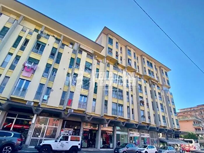 Appartamento con 5 locali in vendita in Via Europa, Massa