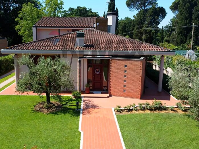Casa con 8 locali in vendita in Castelfranco Di Sotto