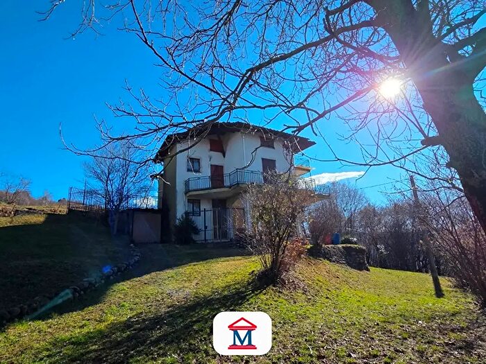 Casa con 12 locali in vendita in Via Santissima Trinità, Casnigo