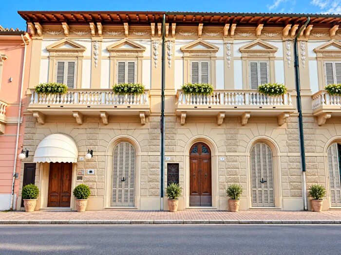 Casa con 8 locali in vendita in Via Francesco Carrara, Viareggio