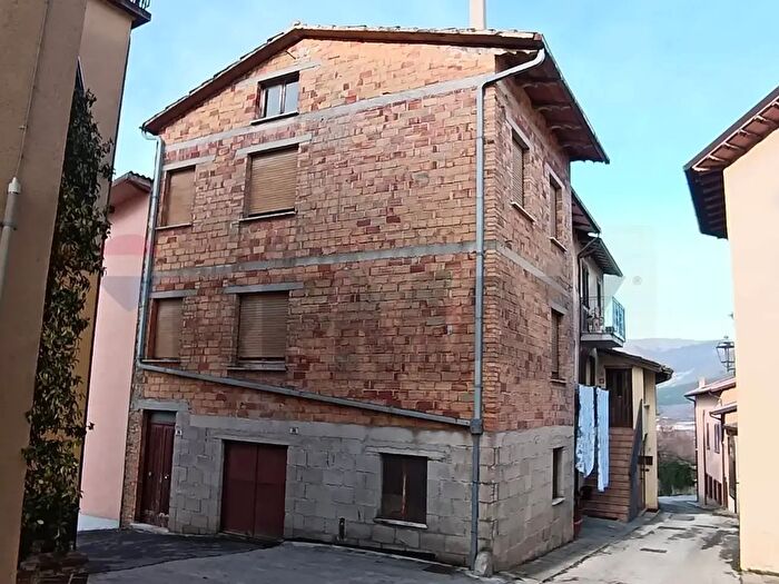Casa con 7 locali in vendita in Frazione Voltole, Gualdo Tadino