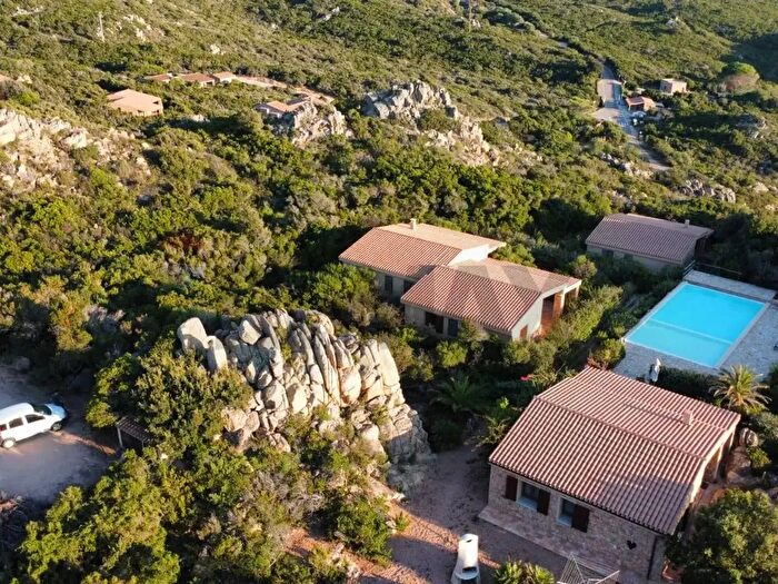 Casa con 18 locali in vendita in Trinità d'Agultu e Vignola