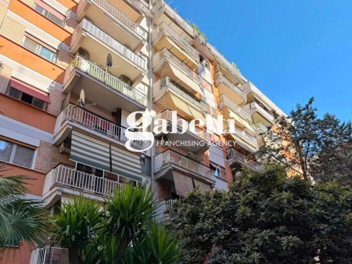 Appartamento trilocale in vendita in Via Ausonia, Roma