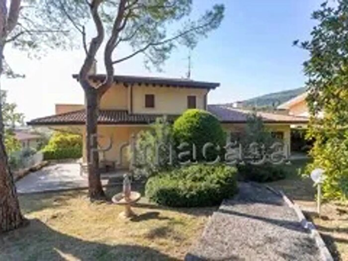 Casa con 8 locali in vendita in Via Monte Grappa, San Pietro In Cariano