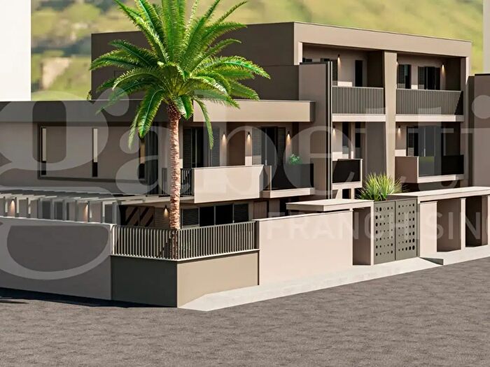 Casa quadrilocale in vendita in Via Petroselli, Parete