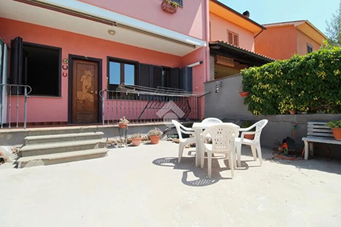 Casa con 5 locali in vendita in Via Alessandro Lamarmora, Vetralla