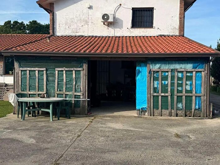 Casa con 8 locali in vendita in Mesola