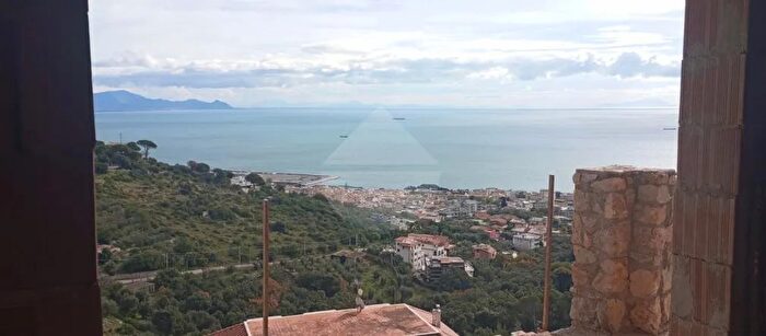 Casa con 6 locali in vendita in Formia