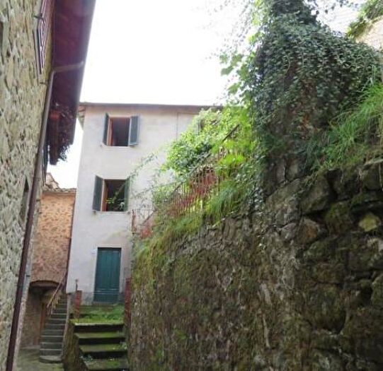 Casa con 6 locali in vendita in Bagni Di Lucca