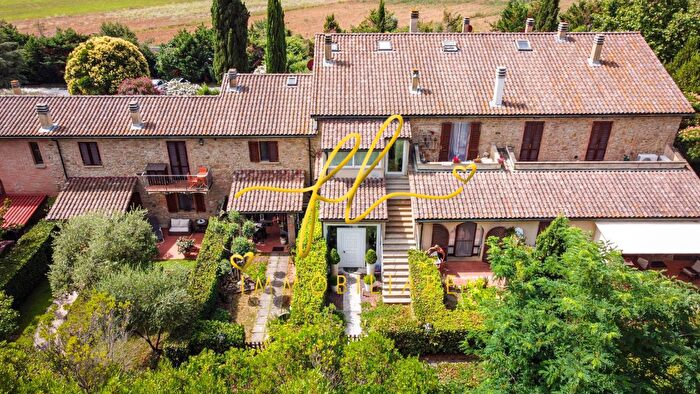 Casa con 10 locali in vendita in Riparbella