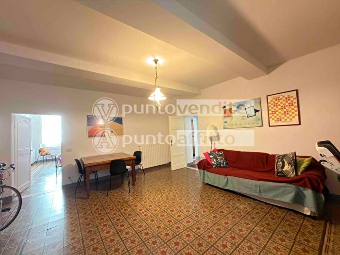 Appartamento quadrilocale in affitto in Piazza degli Scalpellini, Piazza Anfiteatro Torre Guinigi, Lucca