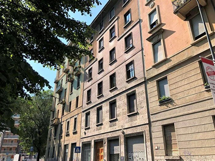 Appartamento trilocale in vendita in Via Dezza Milano, Milano