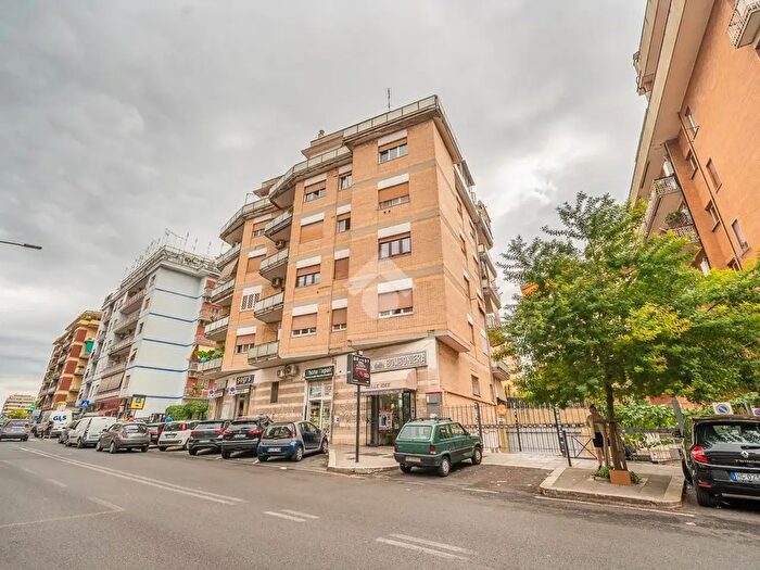 Appartamento trilocale in vendita in Via Collatina, Roma