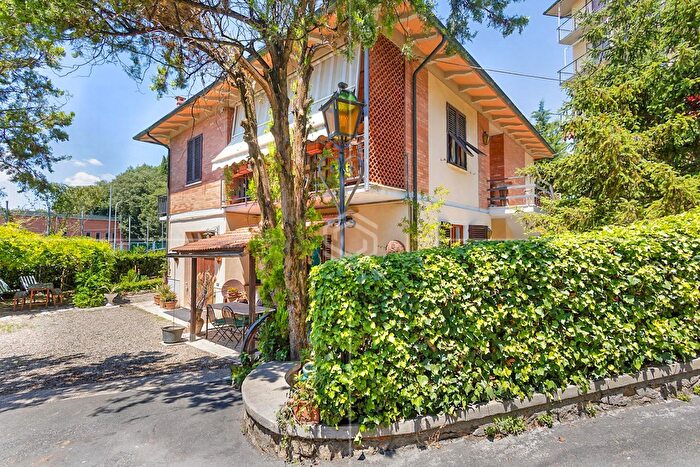 Casa con 10 locali in vendita in Volterra