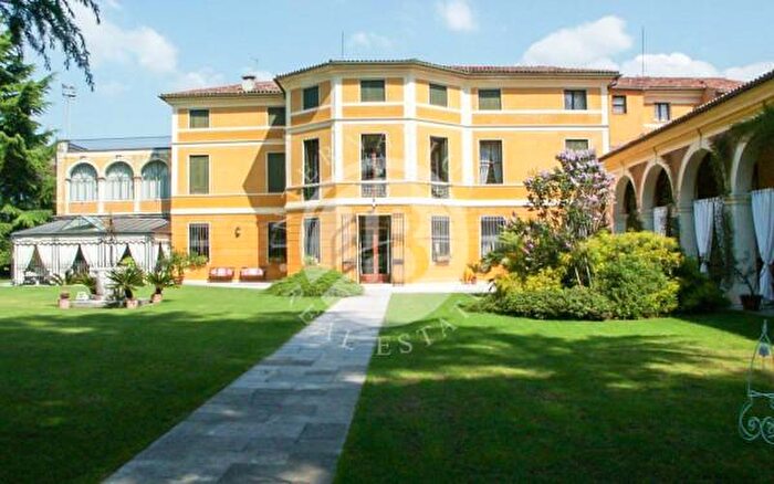 Casa con 6 locali in vendita in Bassano Del Grappa