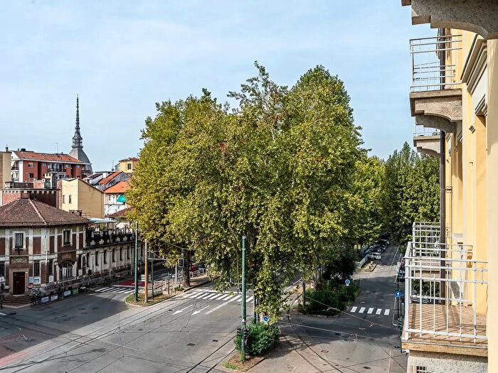Appartamento trilocale in vendita in Largo Rosario Berardi, Torino