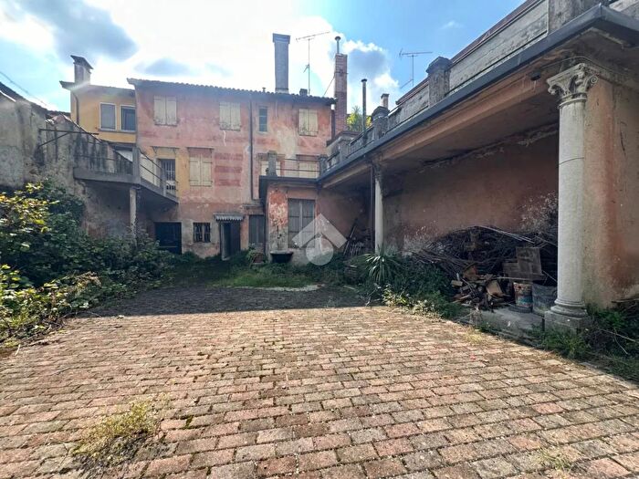 Casa con 9 locali in vendita in Via Superiore, Udine